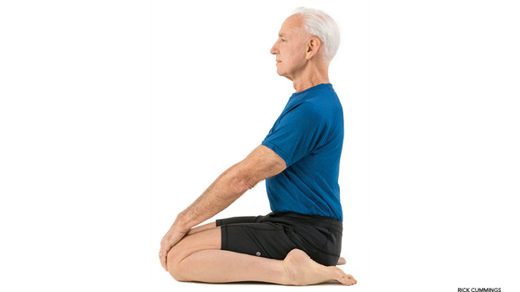 virasana hero pose kniend zwischen den Fersen