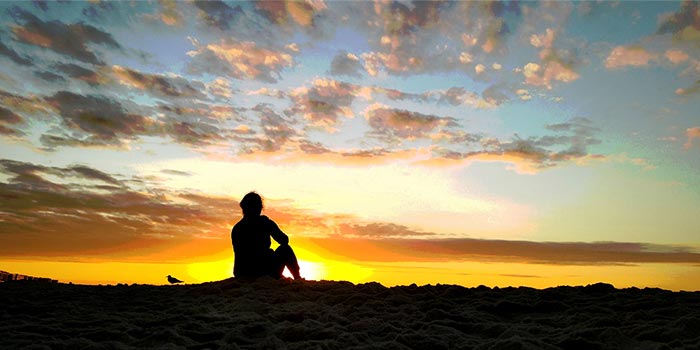 vrouw beoefenen ochtend mediteren tijdens zonsopgang