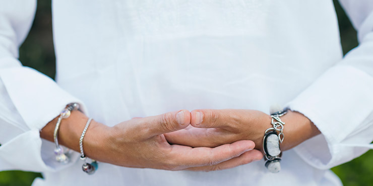 vrouw beoefent verschillende meditatietechnieken