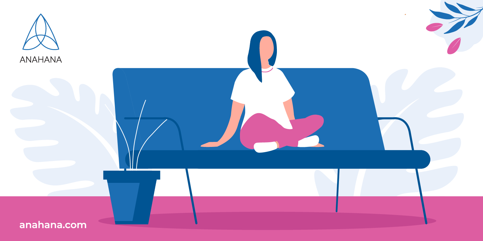 mujer practicando la meditación sin hacer nada en un sofá