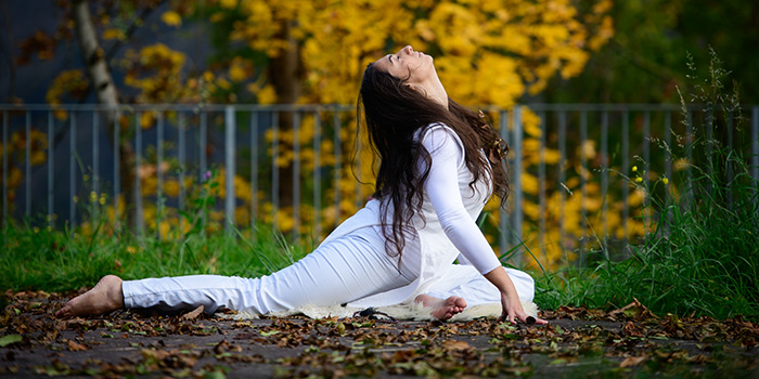 kobieta praktykująca jogę kundalini, próbująca obudzić w sobie błogość ducha kundalini