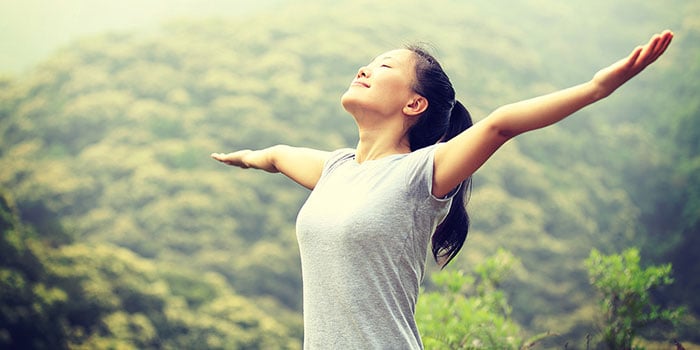 Joven mujer asiática respirando aire fresco en primavera practicando respiración cuadrada también conocida como respiración de caja. Respiraciones lentas y profundas.