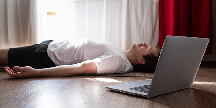 en man som lär sig yoga nidra för sömn med hjälp av en onlinekurs