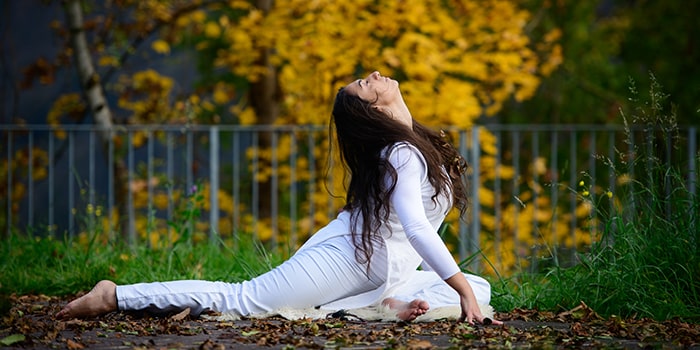 jeune femme en position de yoga essayant d'atteindre l'éveil de la kundalini