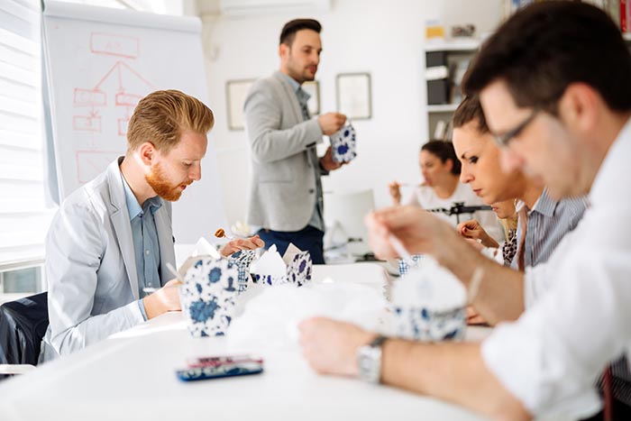 เพื่อนร่วมงานกินในสำนักงานระหว่างพักกลางวัน